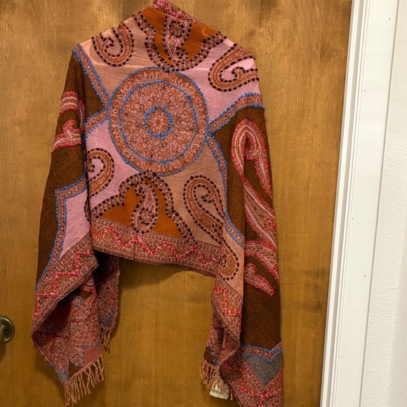 35. Aratta 100% Wool Elegant Women's Cape with Intricate Patterns - Picture 2 of 3